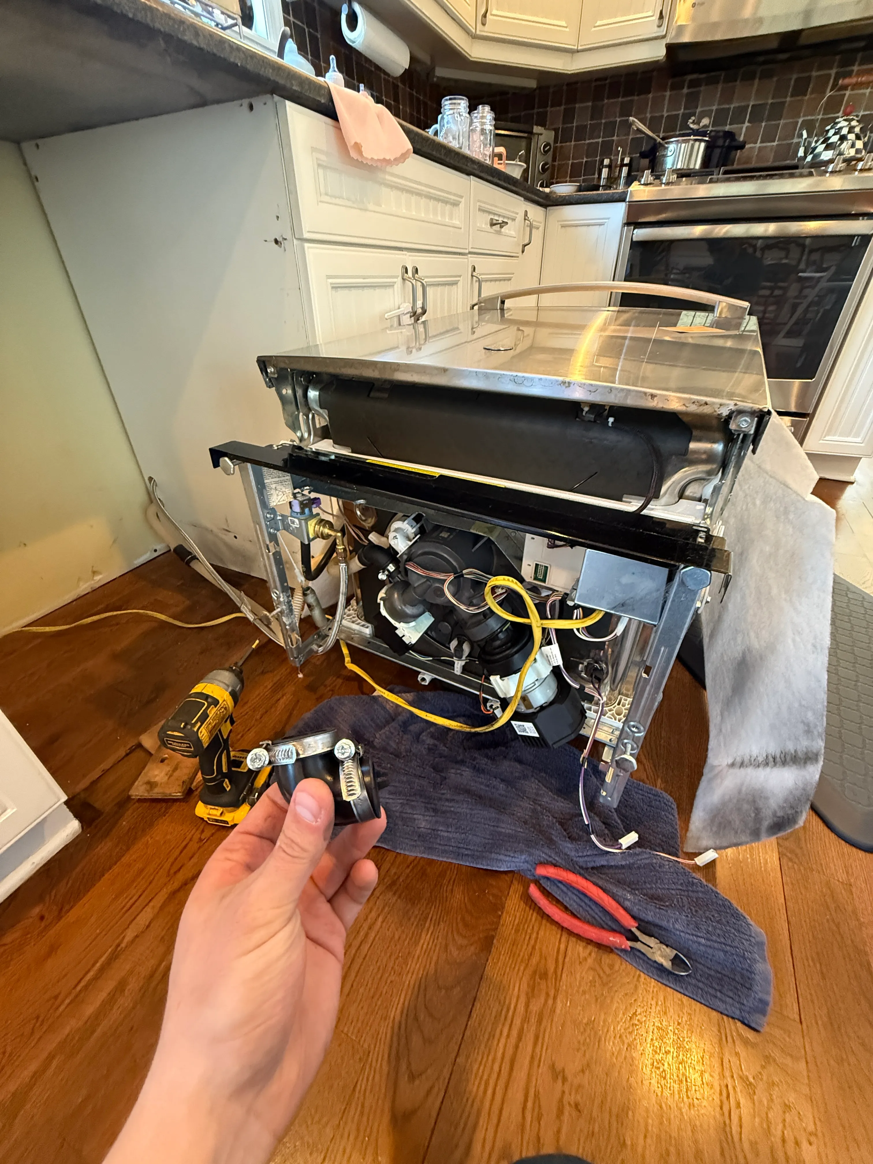 GE Dishwasher - Leaking water